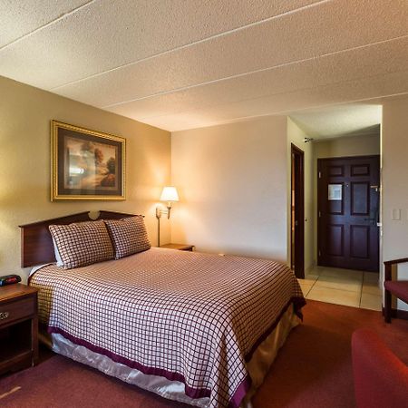Rodeway Inn Norfolk Bagian luar foto