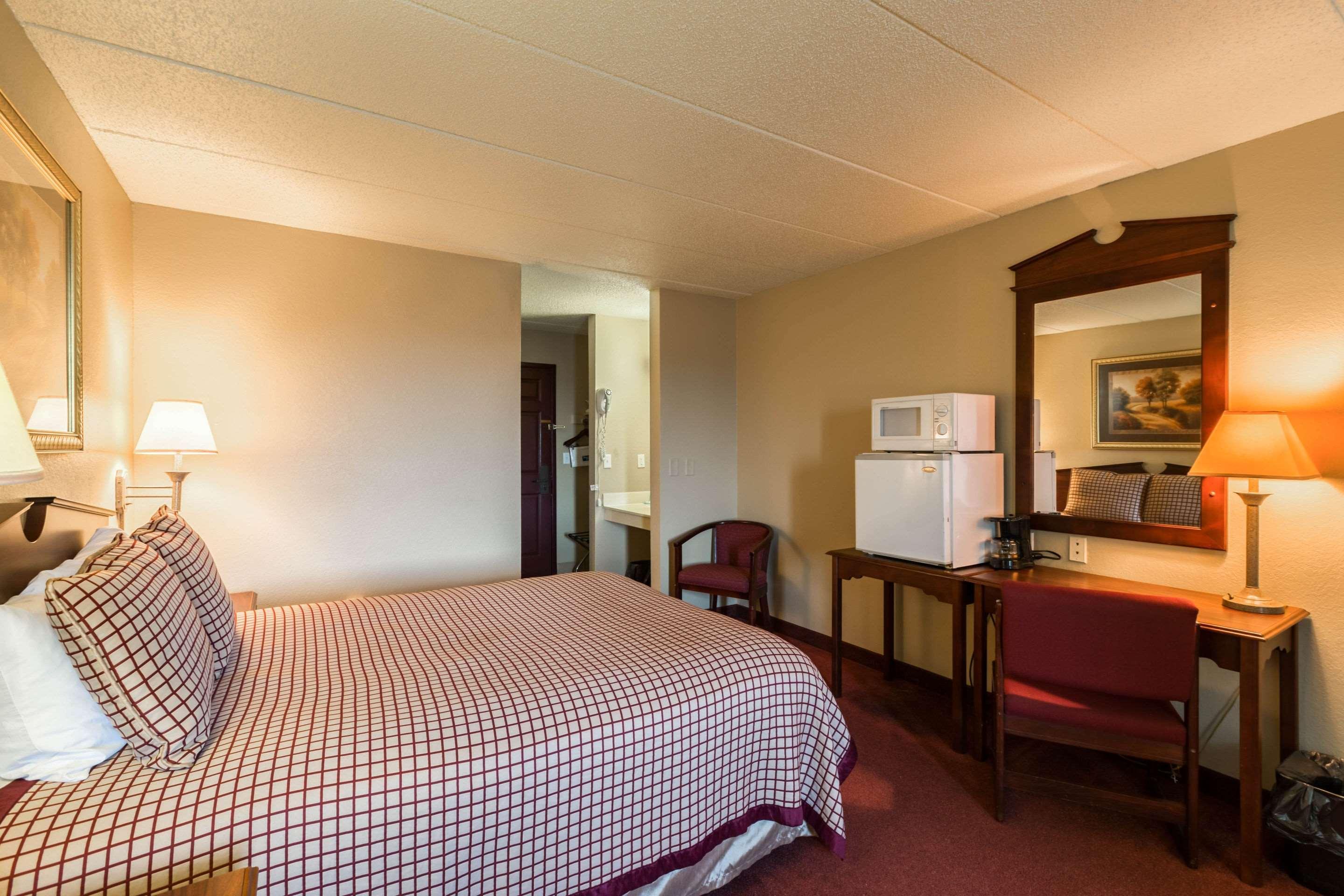 Rodeway Inn Norfolk Bagian luar foto