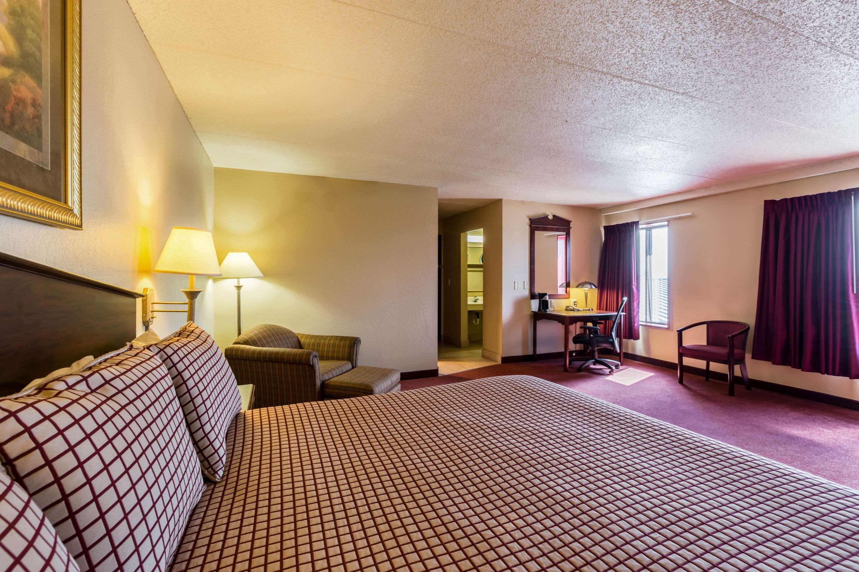 Rodeway Inn Norfolk Bagian luar foto